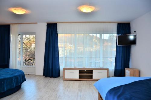 1 king bed, 1 double bed, 1 twin bed