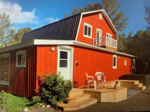 A szálláshely kívülről, Nid douillet dans une grange canadienne in Rivière-Éternité (QC)