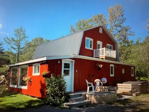 Kilátás, Nid douillet dans une grange canadienne in Rivière-Éternité (QC)