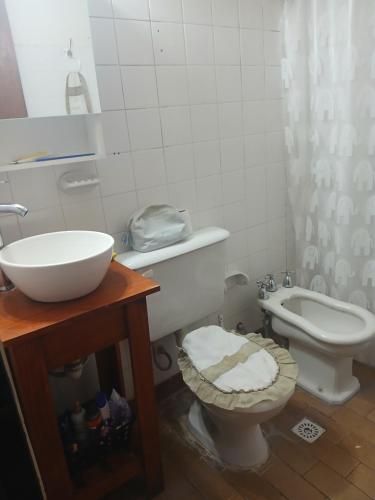 화장실, Amplio departamento de 3 habitaciones con cochera, balcon y wifi ,comodo y equipado en zona sur de S in 헤네랄 알바라도