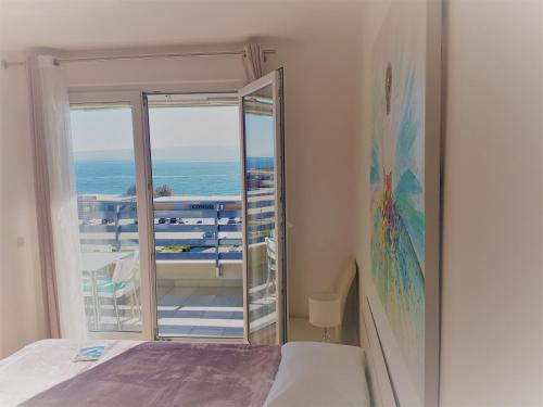luxury beach front apt with seaside view and free parking, Split (photo 10)