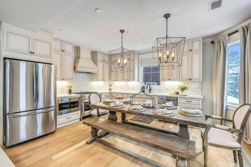 Contemporary Farmhouse-Style Retreat near T - image 13