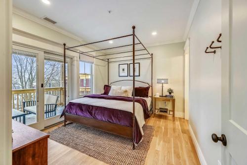 Contemporary Farmhouse-Style Retreat near T - image 2