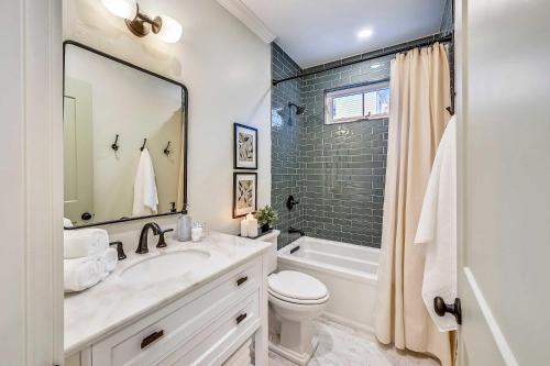 Contemporary Farmhouse-Style Retreat near T - image 10