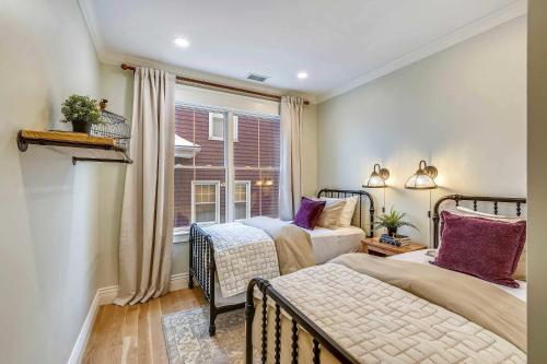 Contemporary Farmhouse-Style Retreat near T - main image