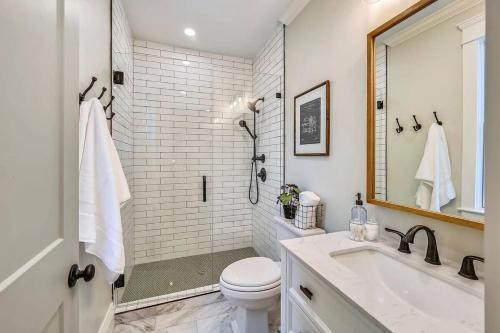 Contemporary Farmhouse-Style Retreat near T - image 14