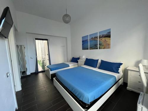 1 queen bed, 1 twin bed