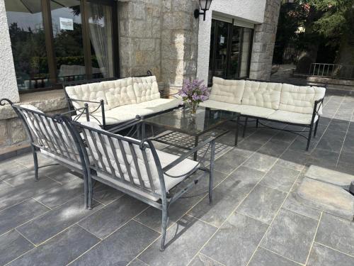 Los Cedros, gran chalet con piscina en Navacerrada in นาวาเซอร์ราดา