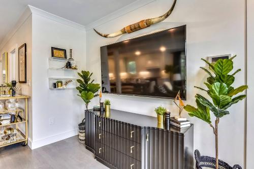 Mid-Century Glam Retreat Near T in Jamaica Plain