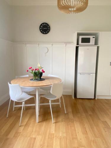 Rose Cottage - Espresso & Charm - 2 Bedroom Home in South Dunedin