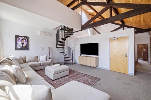 Beautiful downtown apartment with wood beams
