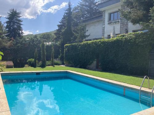 Los Cedros, gran chalet con piscina en Navacerrada in นาวาเซอร์ราดา