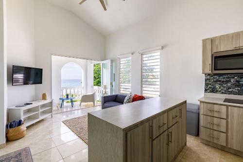 Santorini Views - 2 bedroom suite with breathtaking ocean views in Aguada
