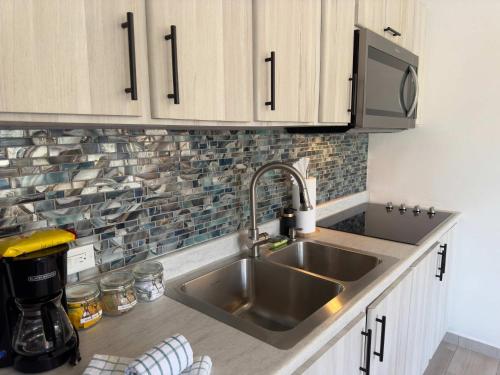 Playa Posita Suite - Stunning 1 bedroom suite steps from the beach - image 13