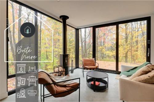 Chalet Black Box in Mansonville (QC)