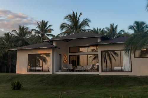 Casa Zola Beachfront Surf Escape in Morrillo in Los Duarte