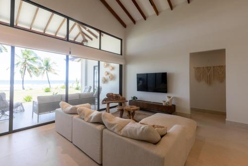 Casa Zola Beachfront Surf Escape in Morrillo in Los Duarte