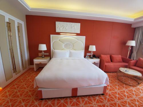 Ramada by Wyndham Sihanoukville Xinhaohui Palace Room Type - Deluxe King Room with Sea View
