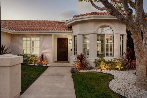Hilltop Lux in Highland (CA)