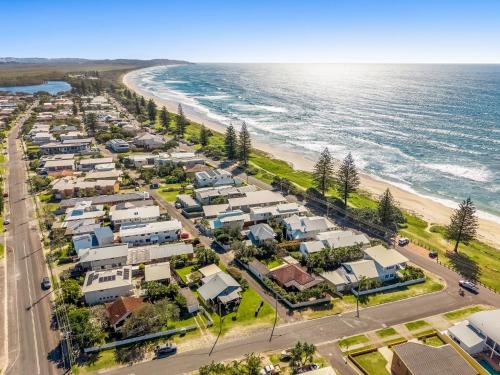 Lennox Beach Shack Classic Coastal Stay Near the Beach in Lennox Head