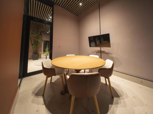 Comfortable 2br City Apartment - image 5