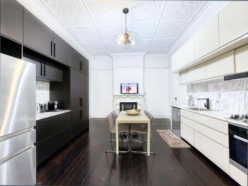 Stunning Heritage House - Chatswood Mall & Station - image 4