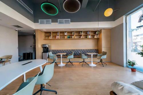 CAREFREE BEAR YOUTH HOSTEL-Beijing South Railway Metro-Near Tiananmen Square,the Forbidden City,and  in Fengtai District