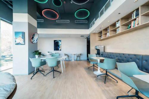 CAREFREE BEAR YOUTH HOSTEL-Beijing South Railway Metro-Near Tiananmen Square,the Forbidden City,and  in Fengtai District
