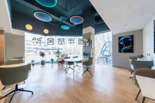 CAREFREE BEAR YOUTH HOSTEL-Beijing South Railway Metro-Near Tiananmen Square,the Forbidden City,and  in Fengtai District