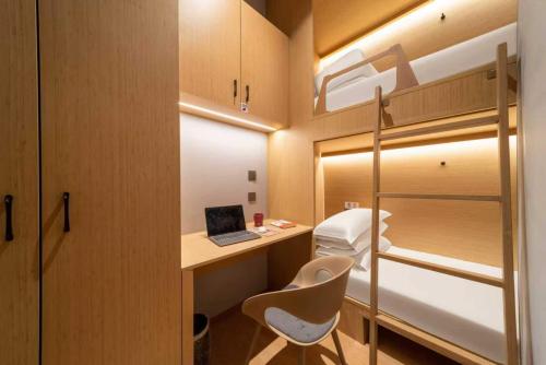 CAREFREE BEAR YOUTH HOSTEL-Beijing South Railway Metro-Near Tiananmen Square,the Forbidden City,and  in Fengtai District
