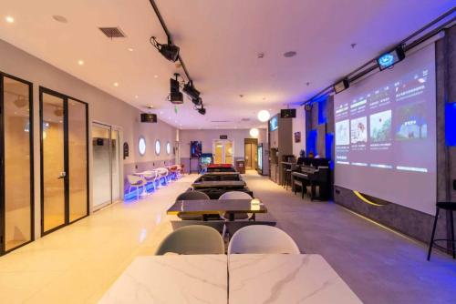 CAREFREE BEAR YOUTH HOSTEL-Beijing South Railway Metro-Near Tiananmen Square,the Forbidden City,and  in Fengtai District
