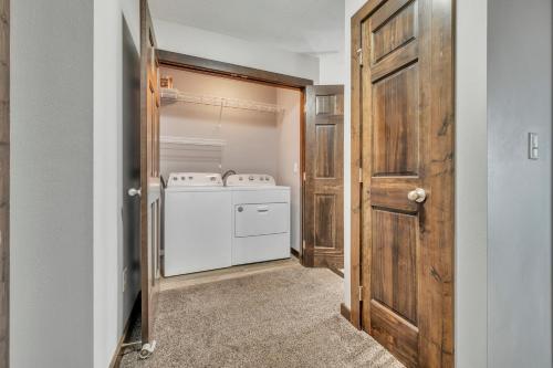 Poolside Retreat at Bridges Bay - image 10