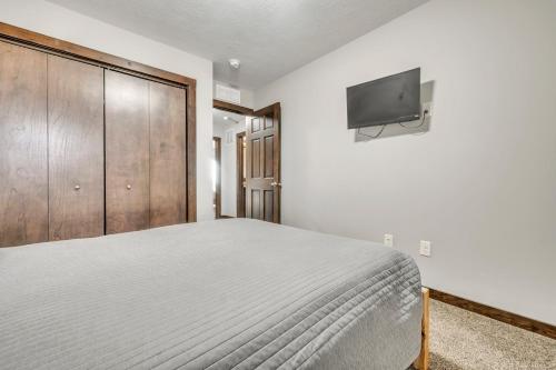 Poolside Retreat at Bridges Bay - image 11