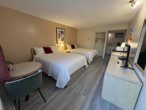 2 double beds