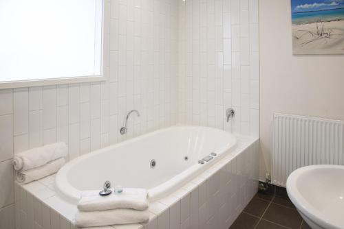 Bathroom, Plantation House at Whitecliffs in Rye