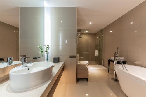 room detail thumbnail 2