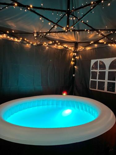 2 Bed Hot Tub Hideaway Family Netflix Couples Celtic Manor ICC Wales gîte à louer River Usk