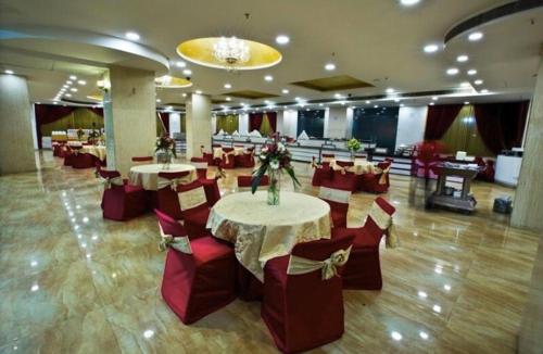 Restaurant, Hotel Sevora Grand 4 Min From Anand Vihar Bus Terminal and Vaishali Metro Station in Ghaziabad