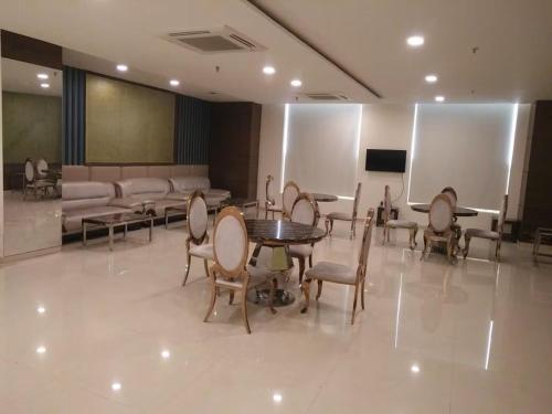 Hotel Banana Tree & Banquets 5 Min From Anand Vihar Bus Terminal and Vaishali Metro Station - image 2