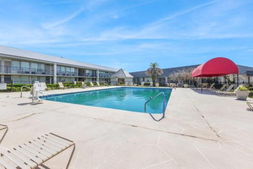 Ramada by Wyndham Houma - image 23