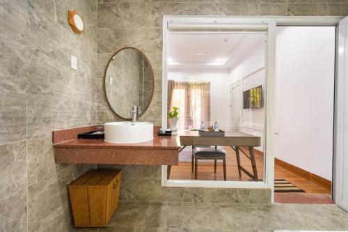 room detail thumbnail 2