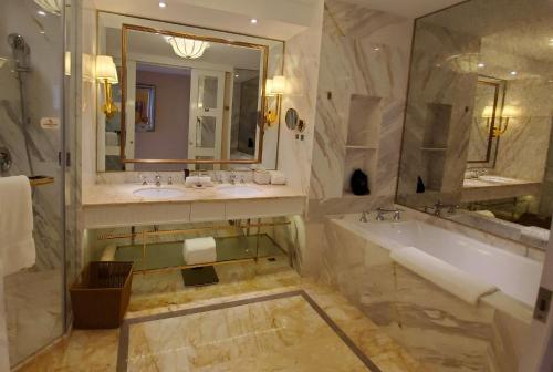 Ramada by Wyndham Sihanoukville Xinhaohui Palace Room Type - Deluxe Twin Room with Sea View