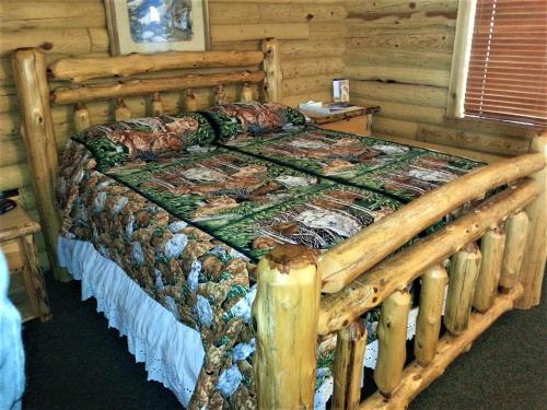 Wolf Den Log Cabin Motel and RV Park in Thayne, USA