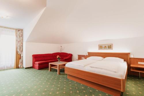 1 queen bed, 1 sofa bed