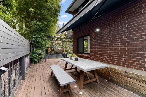 Sunlit 3-Bed Coastal Stay with Private Deck - image 10