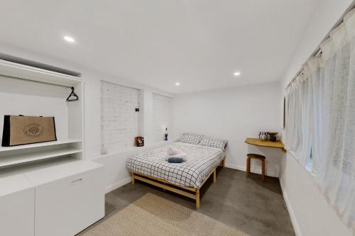 Sunlit 3-Bed Coastal Stay with Private Deck - image 6