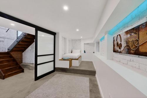 Sunlit 3-Bed Coastal Stay with Private Deck - image 5