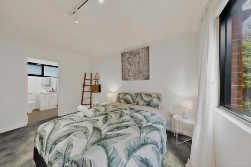 Beachside 1-Bed Retreat with Parking Cronulla - image 8