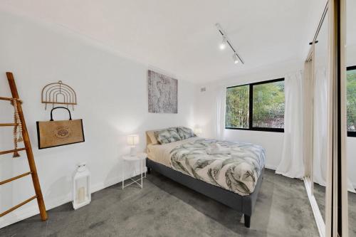Beachside 1-Bed Retreat with Parking Cronulla - image 11