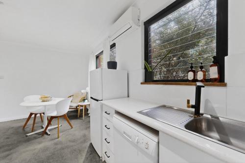 Beachside 1-Bed Retreat with Parking Cronulla in Cronulla